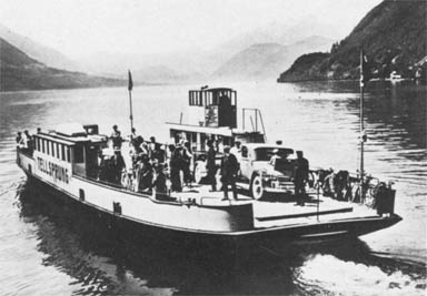 Das Fährschiff TELLSPRUNG zwischen Gersau und Beckenried auf dem Vierwaldstätter See